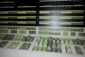 Panel de control de una computadora antigua o mainframe